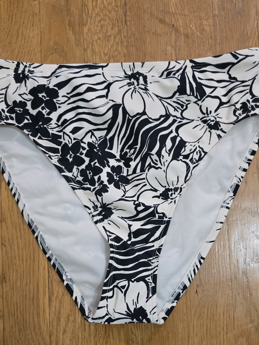 MODERN SUPPLY BRAND WOMAN'S TAN & BLACK FLORAL BATHING SUIT BOTTOM SIZE MEDIUM